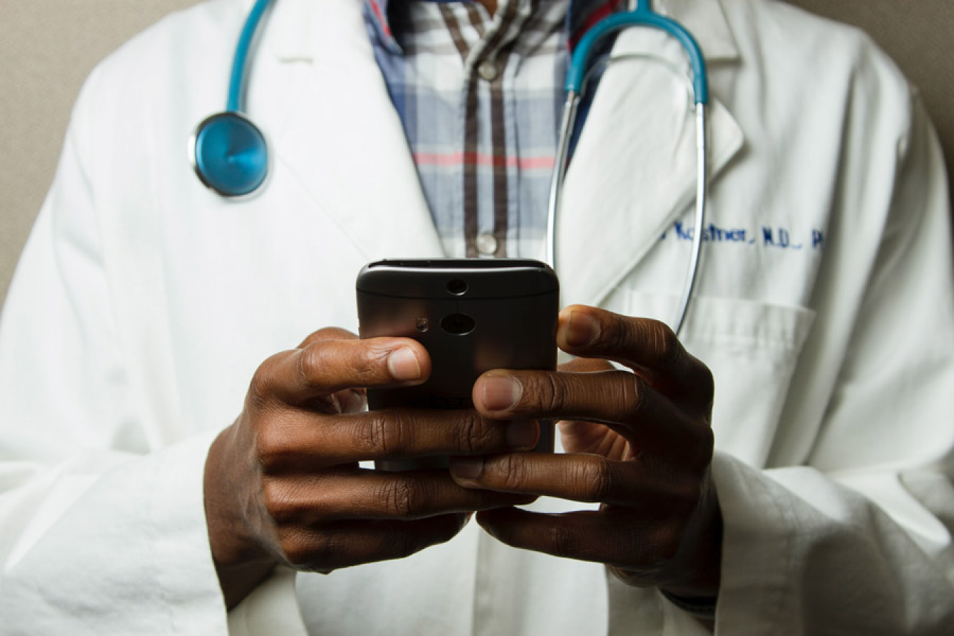 The Migration Advisory Committee has urged the UK government to scrap UK immigration fees for foreign health and social care workers.